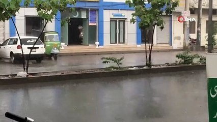 Pakistan’ı fırtına vurdu: 19 ölü