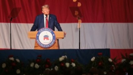 Trump se retrata como una víctima en su primer mitín tras ser imputado