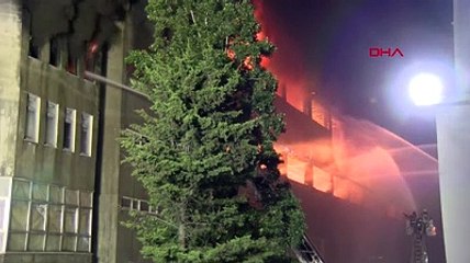 Yangına müdahale sırasında duvarlar yıkıldı