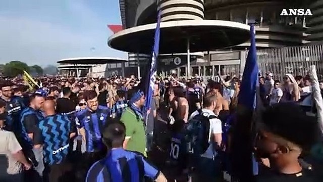 Champions League, l'arrivo dei tifosi dell'Inter a San Siro