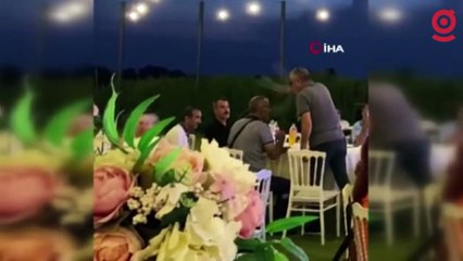 Kırmızı halıdan gelin ve damattan önce sivrisinek ilaçlama aracı girdi