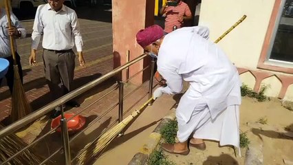 अजमेर स्टेशन पर सांसद, विधायकों और डीआरएम ने लगाई झाड़ू