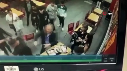 Disputé avec sa petite amie au magasin de hamburgers, il s'est transformé en ring de boxe