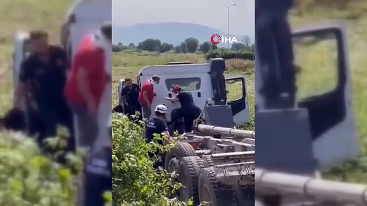 Accident de camion à İnegöl： Camion avec benne ouverte coincé sur un viaduc