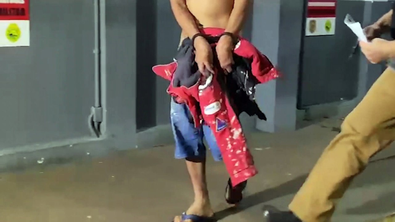 Denunciado por violência doméstica é encontrado escondido com facas atrás da cama