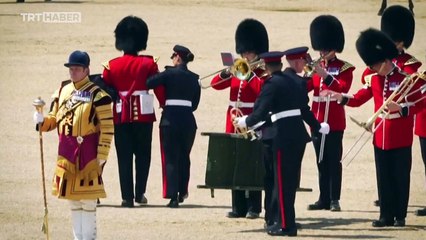 İngiliz muhafızlar törende sıcaktan bayıldı