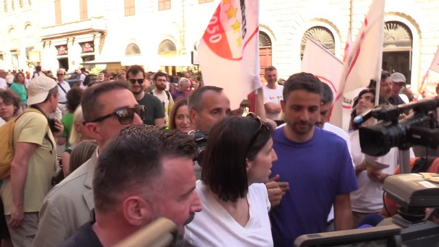 Pride Roma, l'arrivo di Schlein al corteo tra gli applausi: Vai Elly!