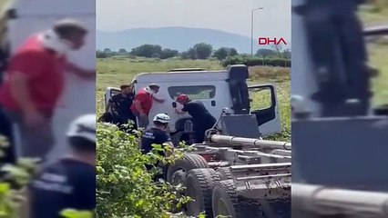 Un camion d'excavation a heurté le pont à İnegöl： Le conducteur a été blessé