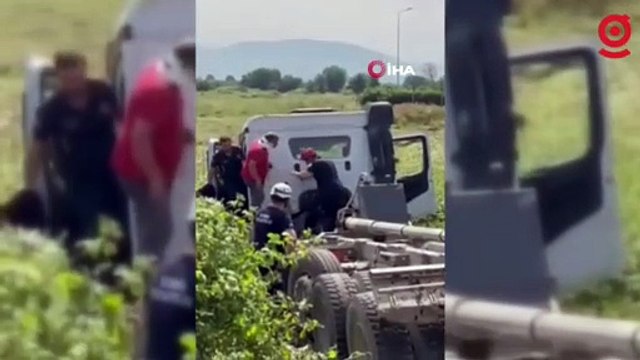 Damperi açık kalan kamyon üst geçide takıldı... O anlar kamerada