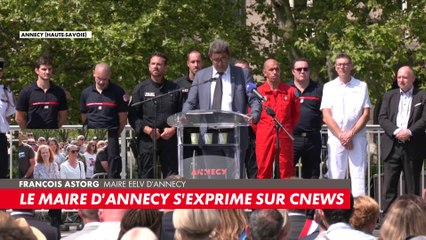 Le maire d’Annecy rend hommage aux victimes de l’attaque de jeudi matin