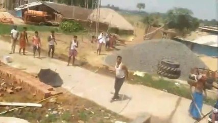 वीडियो वायरल: भूमि विवाद में दो पक्षों के बीच जमकर चले ईट पत्थर और लाठी-डंडे