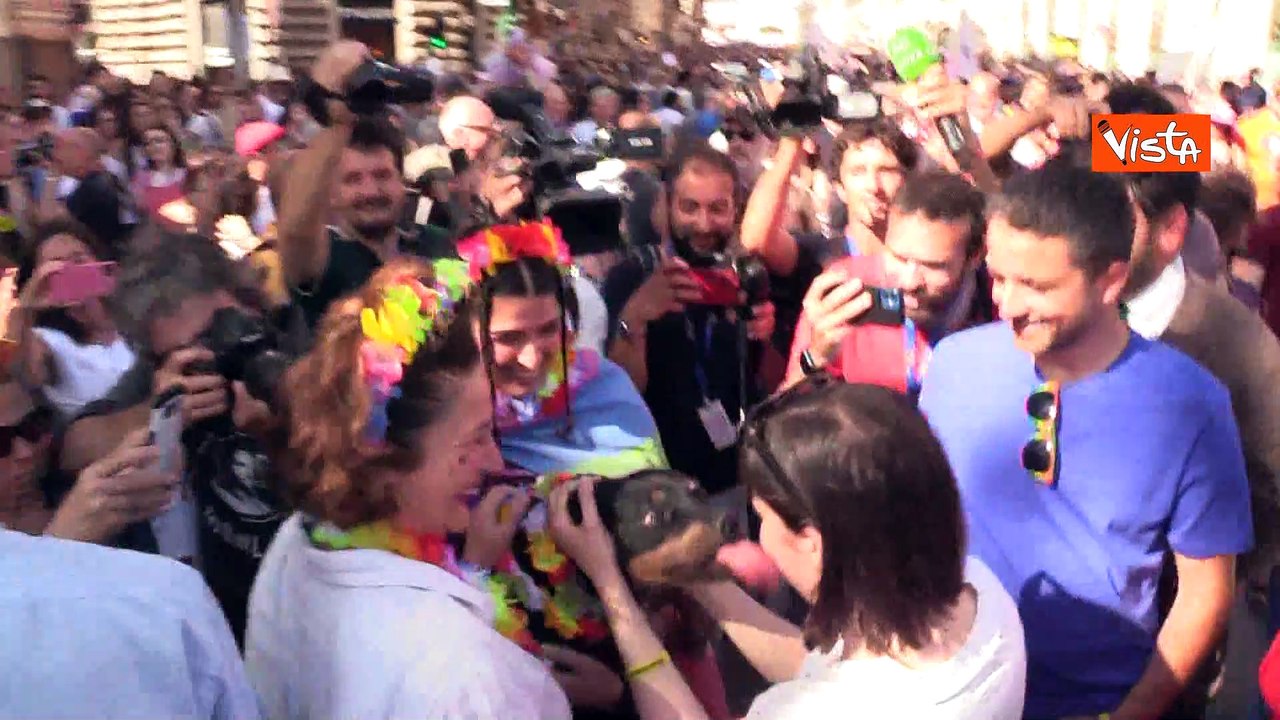 Gli abbracci di Elly Schlein all'arrivo al Pride, tra i sostenitori anche Vendola e Zan