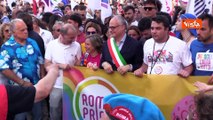 Il Sindaco Gualtieri alla testa della parata del Roma Pride, tra i cori: 