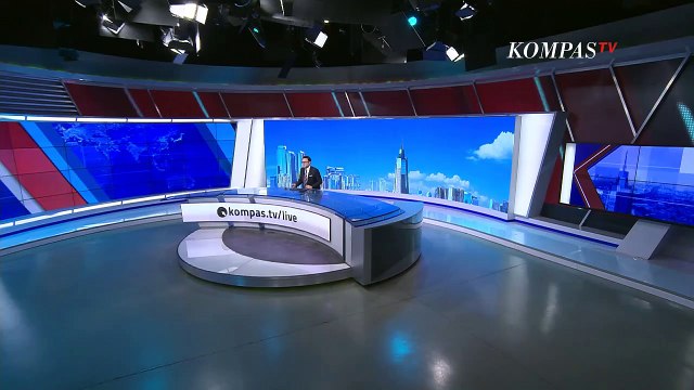 Jembatan Belum Diperbaiki, Siswa Sebrangi Sungai Pakai Gabus