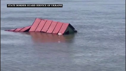 أثاث وأسطح منازل تطوف على سطح الماء في مدينة أوديسا الأوكرانية