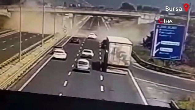 Damperi açık kalan kamyon üst geçide takıldı! O anlar kamerada