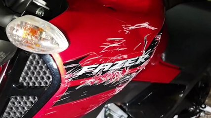 Jovem fica ferido em colisão entre moto e carro no centro