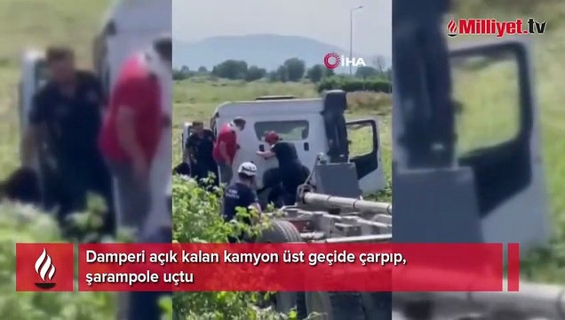 Damperi açık kalan kamyon üst geçide takıldı