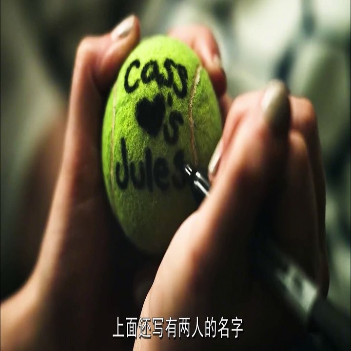 夫妻倆在房間裏發現一道時空門 可以通嚮另一個平行世界