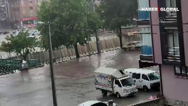 Konya'da sağanak yağış caddeleri göle çevirdi