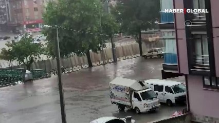 Konya'da sağanak yağış caddeleri göle çevirdi