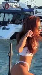 Dev maç için Türkiye'ye gelen şarkıcı Anitta, tangayla sahilde dans etti! Kendisine bakan Türkleri çekip paylaştı