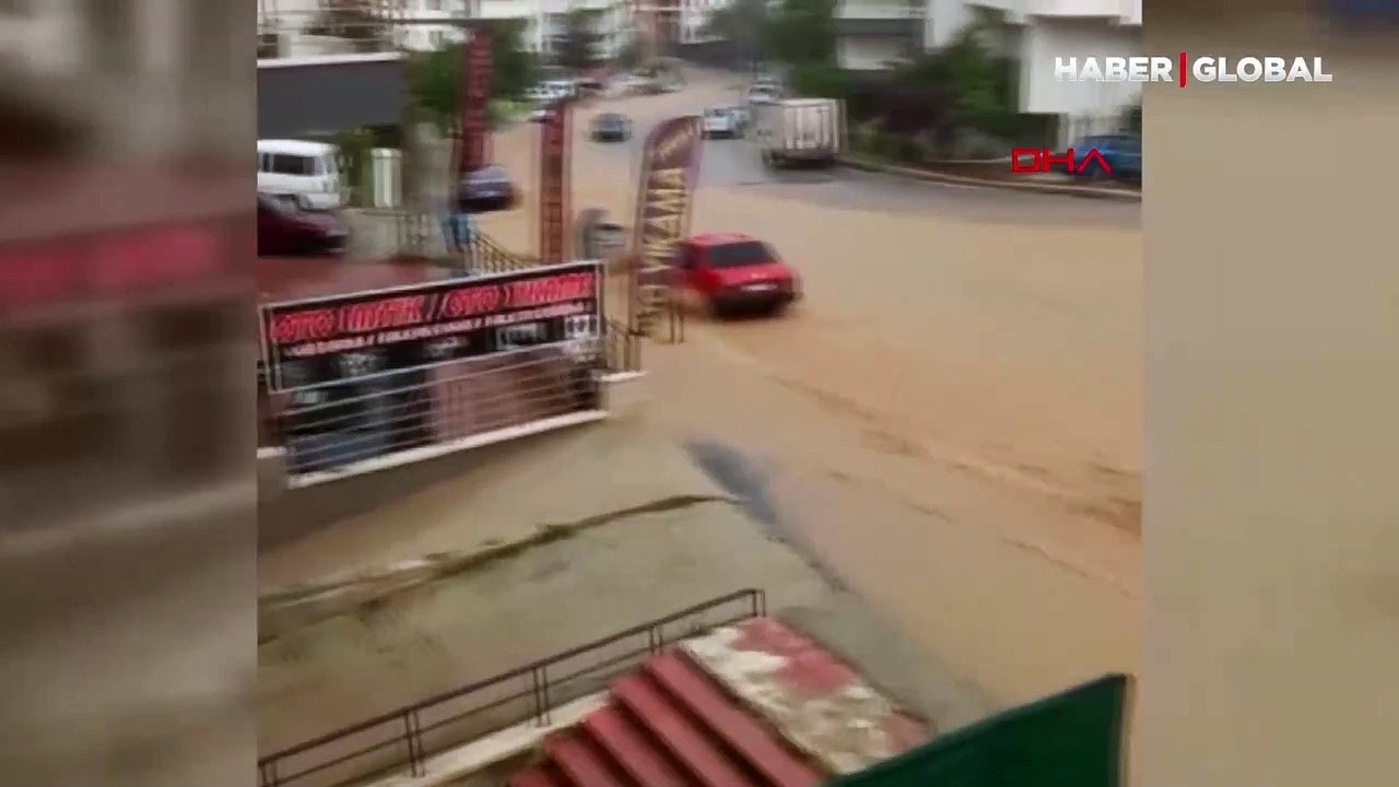 Ankara'da sağanak sele dönüştü: Ev ve iş yerlerini su bastı, araçlar suya gömüldü
