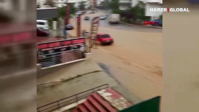 Ankara'da sağanak sele dönüştü: Ev ve iş yerlerini su bastı, araçlar suya gömüldü
