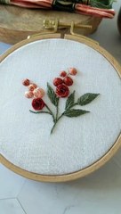 Motif de broderie à la main, fleurs rouges