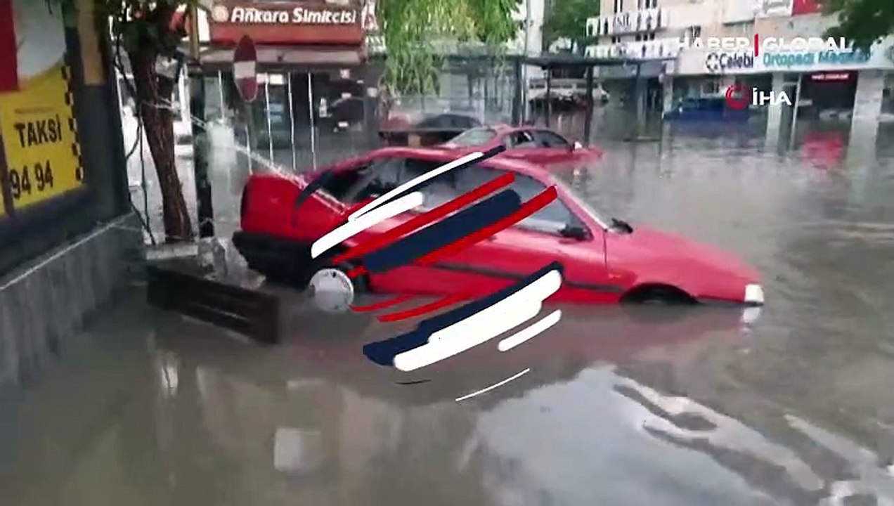 Ankara'da sağanak sele dönüştü: Ev ve iş yerlerini su bastı, araçlar suya gömüldü