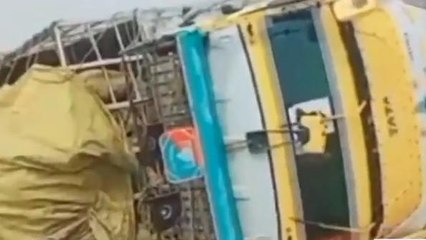 सीधी: तेज रफ्तार ट्रक अनियंत्रित होकर पलटा,मची चीख पुकार