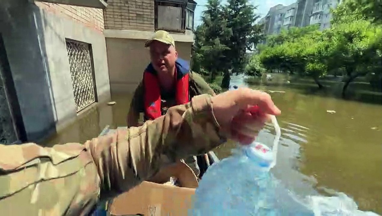 Ukrainische Grenzschützer helfen Zivilisten im Überschwemmungsgebiet
