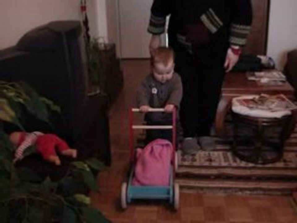 Sofia pousse son chariot