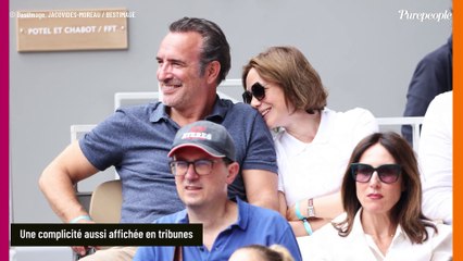 Télécharger la video: Roland-Garros : Jean Dujardin et Nathalie Péchalat câlins en tribunes, l'amour Porte d'Auteuil