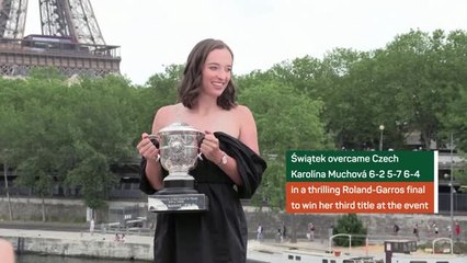 Swiatek showcases French Open trophy in Paris