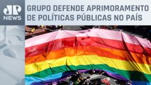 Multidão enche a Av. Paulista para Parada do Orgulho LGBT  em São Paulo
