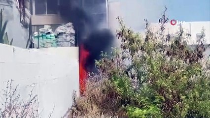 Dans l'incendie qui s'est déclaré dans la prairie, les flammes se sont éteintes avant de se propager aux commerces.