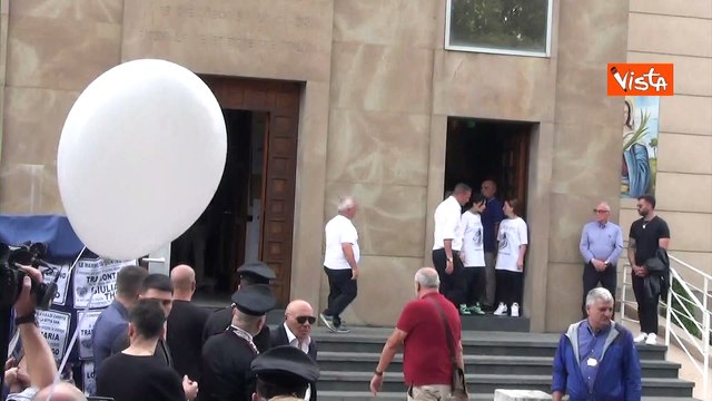 Funerali Giulia Tramontano, l'uscita del feretro dopo i funerali a Sant'Antimo