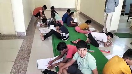 समर कोर्स में बच्चे सीख रहे पेंटिंग बनाना