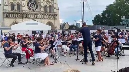 L'orchestre interprète un des morceaux composés pour le spectacle La dame de pierre