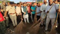 सड़क पर झाडू लगाकर मंत्री डॉ. मिश्रा ने स्वच्छता का दिया संदेश