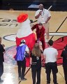 Conor McGregor dà pugno a mascotte NBA che finisce in ospedale