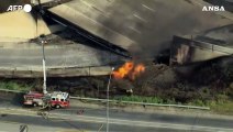 Usa, un incendio causa il crollo di un trafficato cavalcavia autostradale a Filadelfia