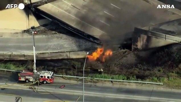 Usa, un incendio causa il crollo di un trafficato cavalcavia autostradale a Filadelfia