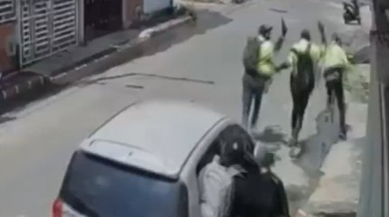 Intentaron pasarse por policías para robar y los descubrieron por utilizar el uniforme con tenis