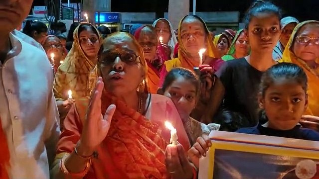 समाज की बेटी को कैंडल मार्च निकालकर दी श्रद्धांजलि