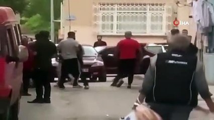 Başkentte sokak ortasında tekmeli, sopalı kavga cep telefonu kamerasında
