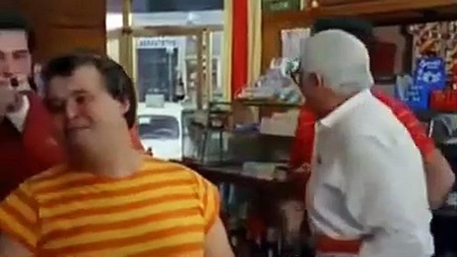 Pippo Franco Mario Carotenuto - E dimme un po quest anno la Lazio in che serie gioca...la Lazio é fuori serie come ste mille lire - scene divertenti da ridere dal film cult Il tifoso l arbitro e il calciatore 1983