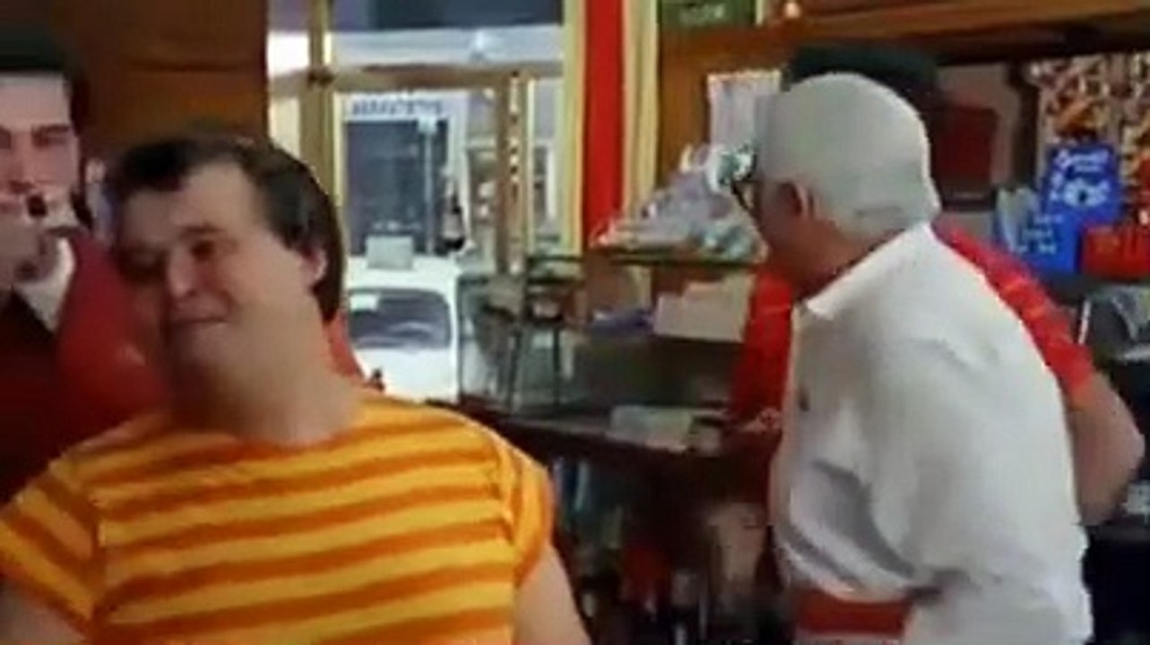 Pippo Franco Mario Carotenuto - E dimme un po quest anno la Lazio in che serie gioca...la Lazio é fuori serie come ste mille lire - scene divertenti da ridere dal film cult Il tifoso l arbitro e il calciatore 1983