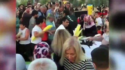 Timbre lors d'un événement de cerf-volant à Şanlıurfa ： Enfants à risque d'écrasement